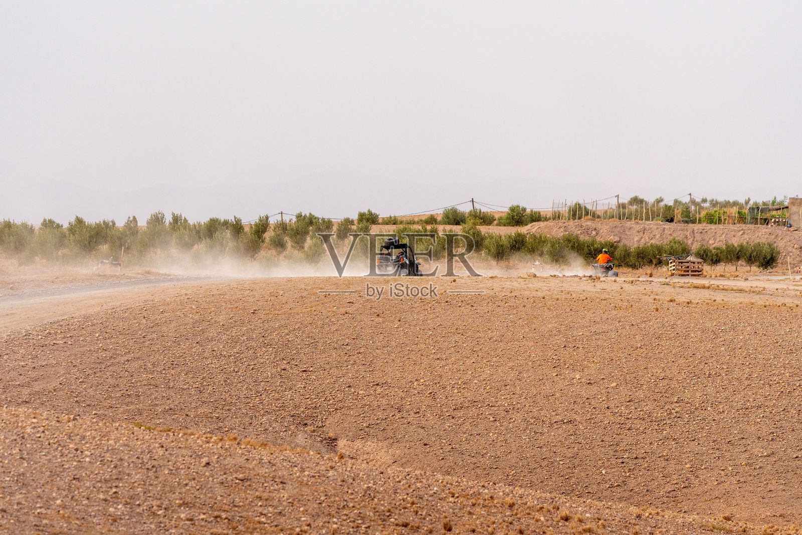 摩洛哥阿加法伊沙漠中的四轮摩托车照片摄影图片