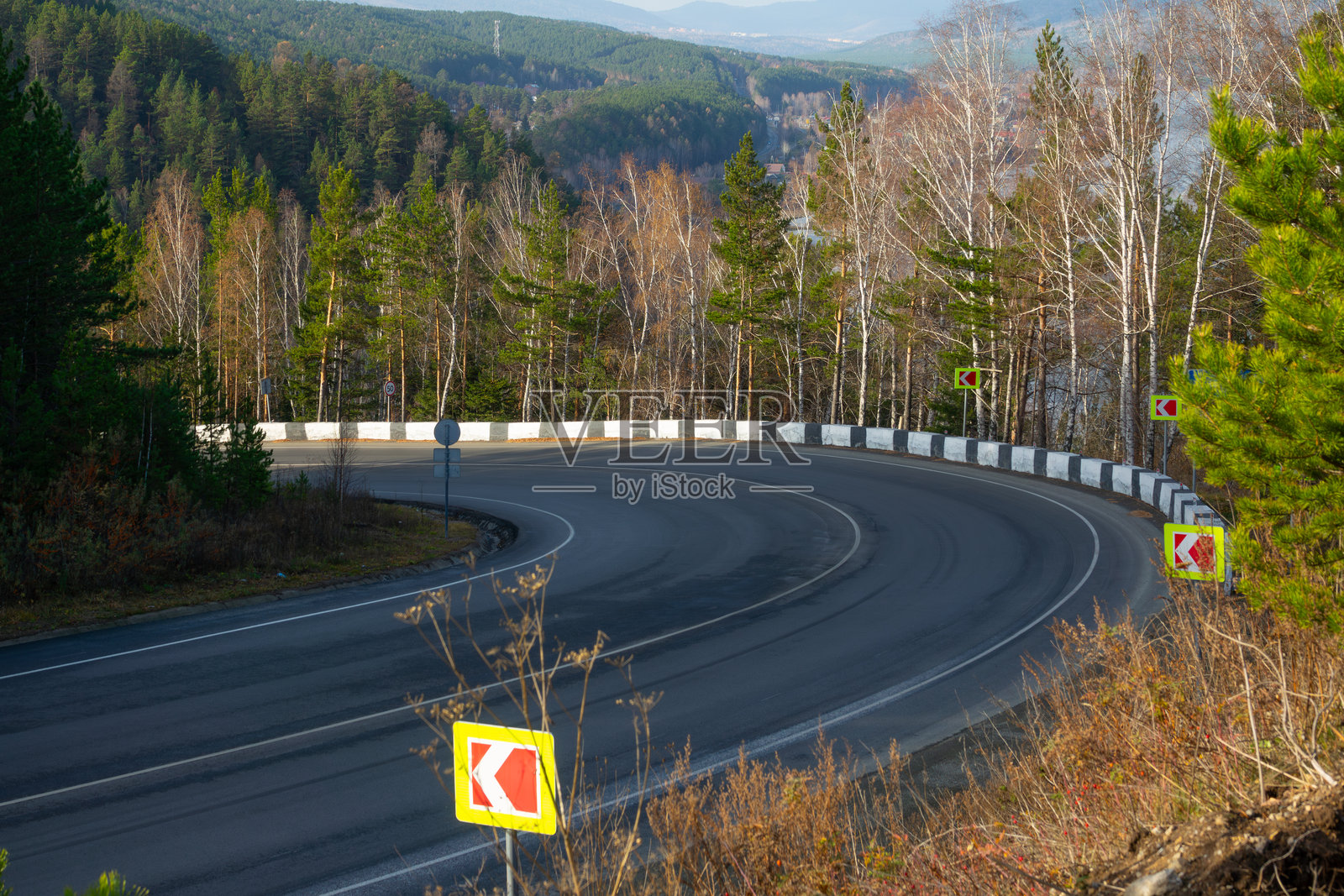 深秋时节的蜿蜒山路照片摄影图片