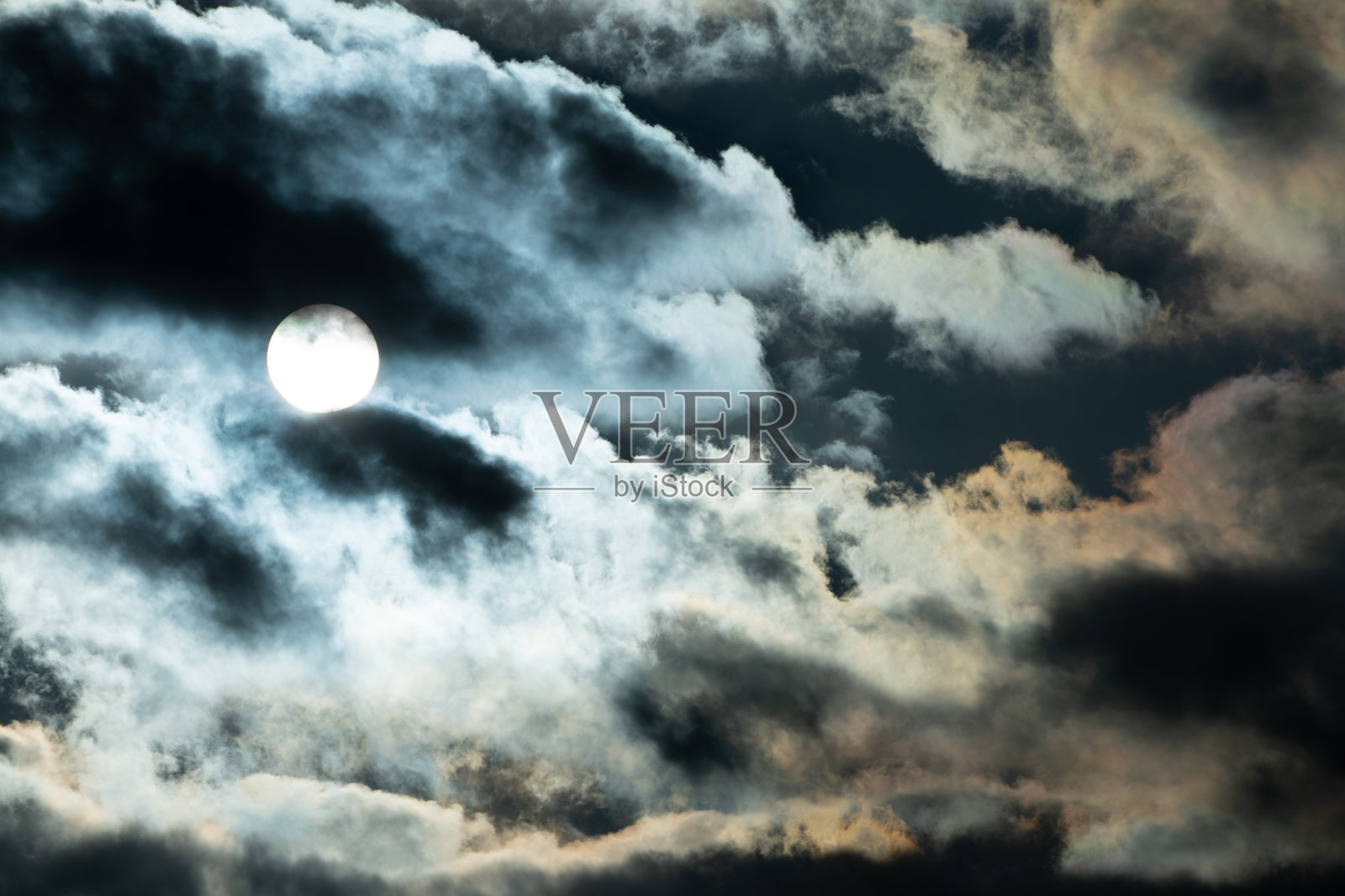 暴风雨般戏剧性的云彩与阳光照片摄影图片