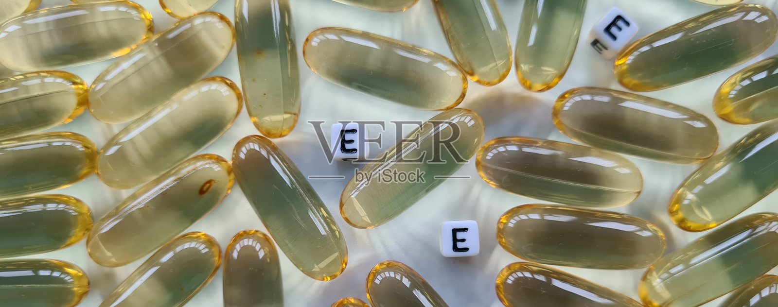 营养师展示维生素E或Omega-3胶囊照片摄影图片