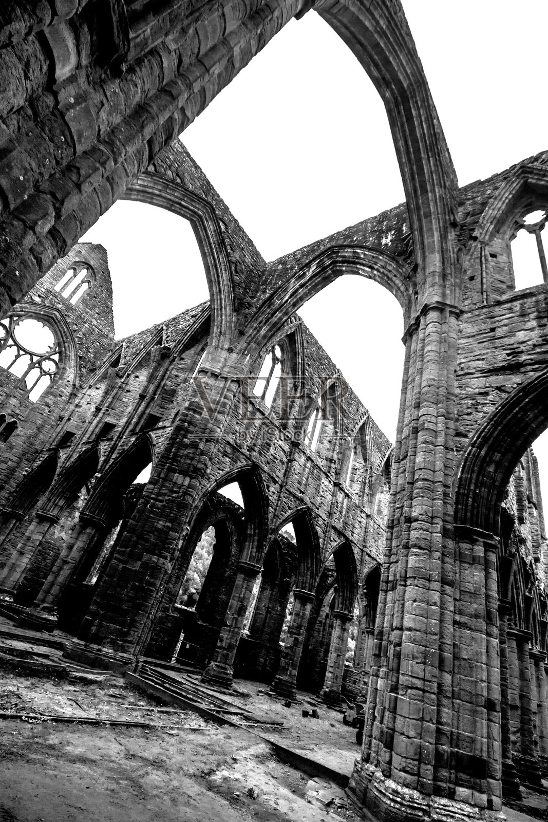 曾经宏伟的廷顿修道院教堂的空荡拱门，这是一处著名的威尔士宗教遗址，黑白摄影。照片摄影图片