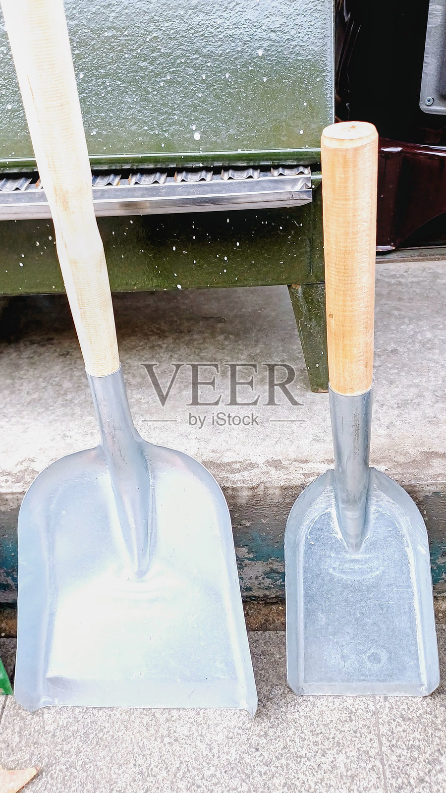 金属园艺铲，木质手柄照片摄影图片