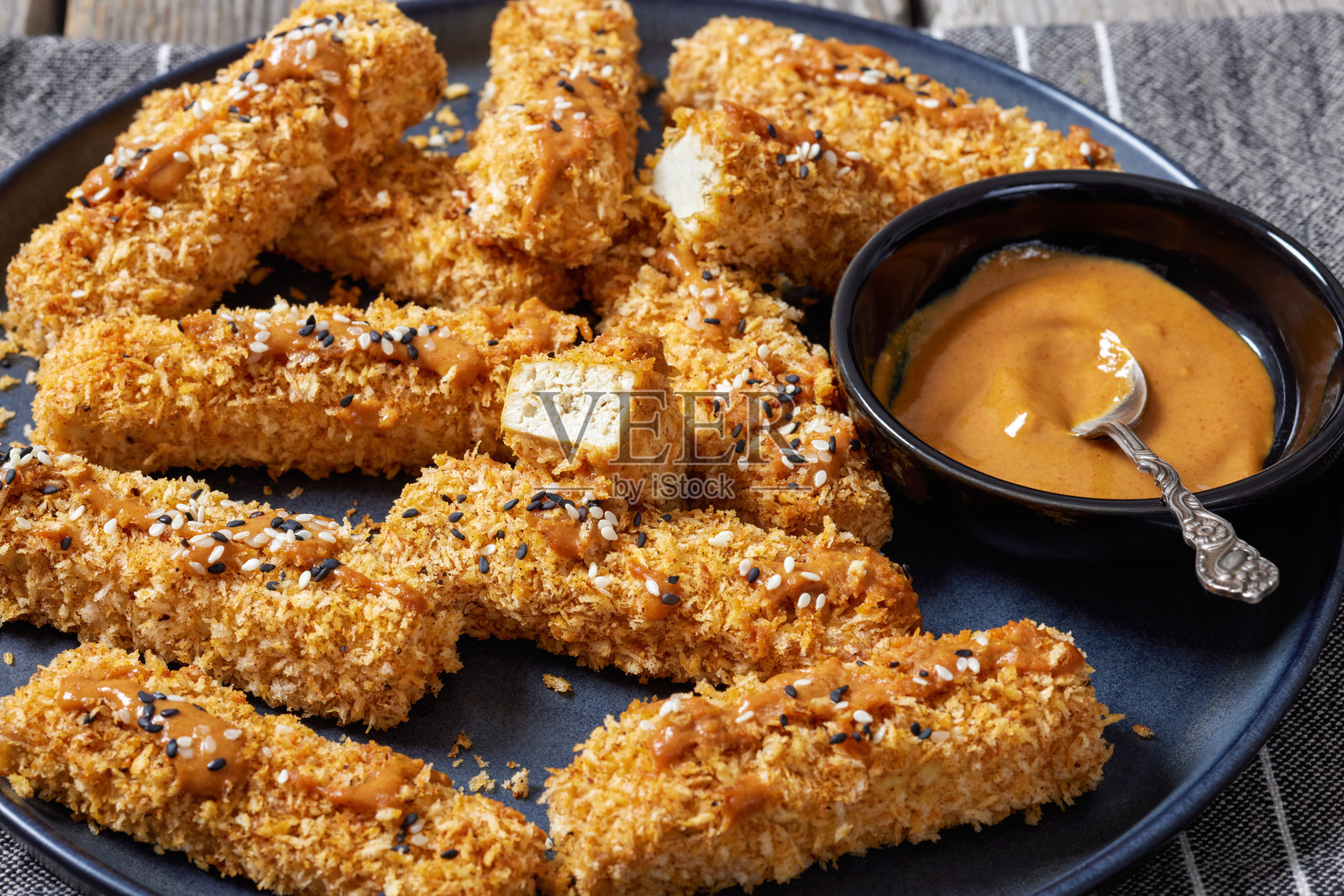 日式面包屑豆腐条配花生酱照片摄影图片