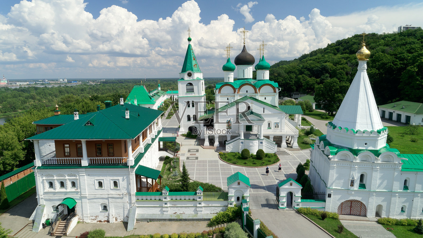 绿色和白色的建筑，配有一个大型绿色屋顶照片摄影图片