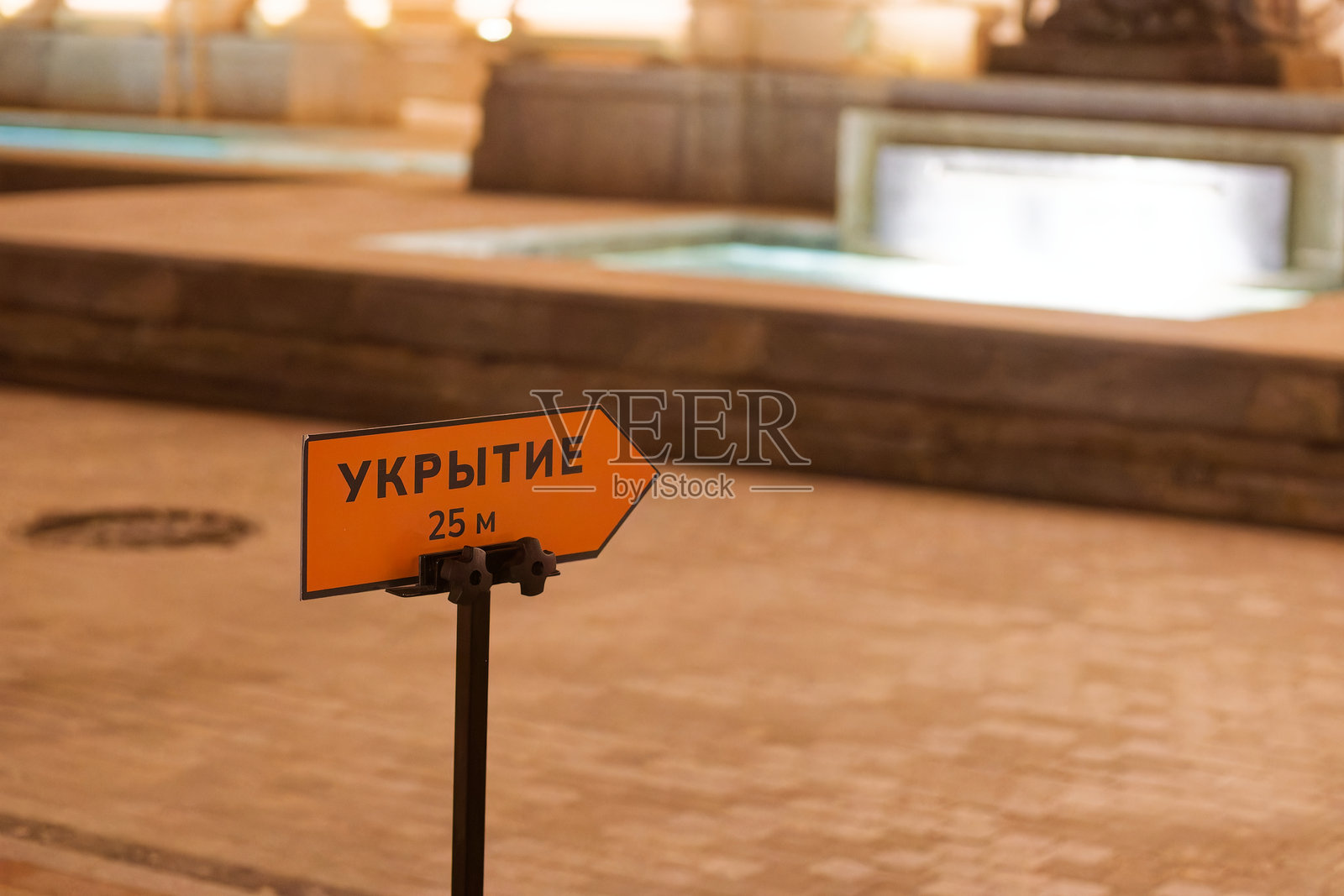 人行道上竖着一个写有“乌克兰”字样的标志。照片摄影图片