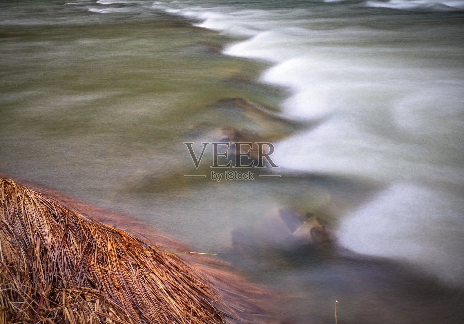 喀尔巴阡山脉森林中的奔流山河照片摄影图片