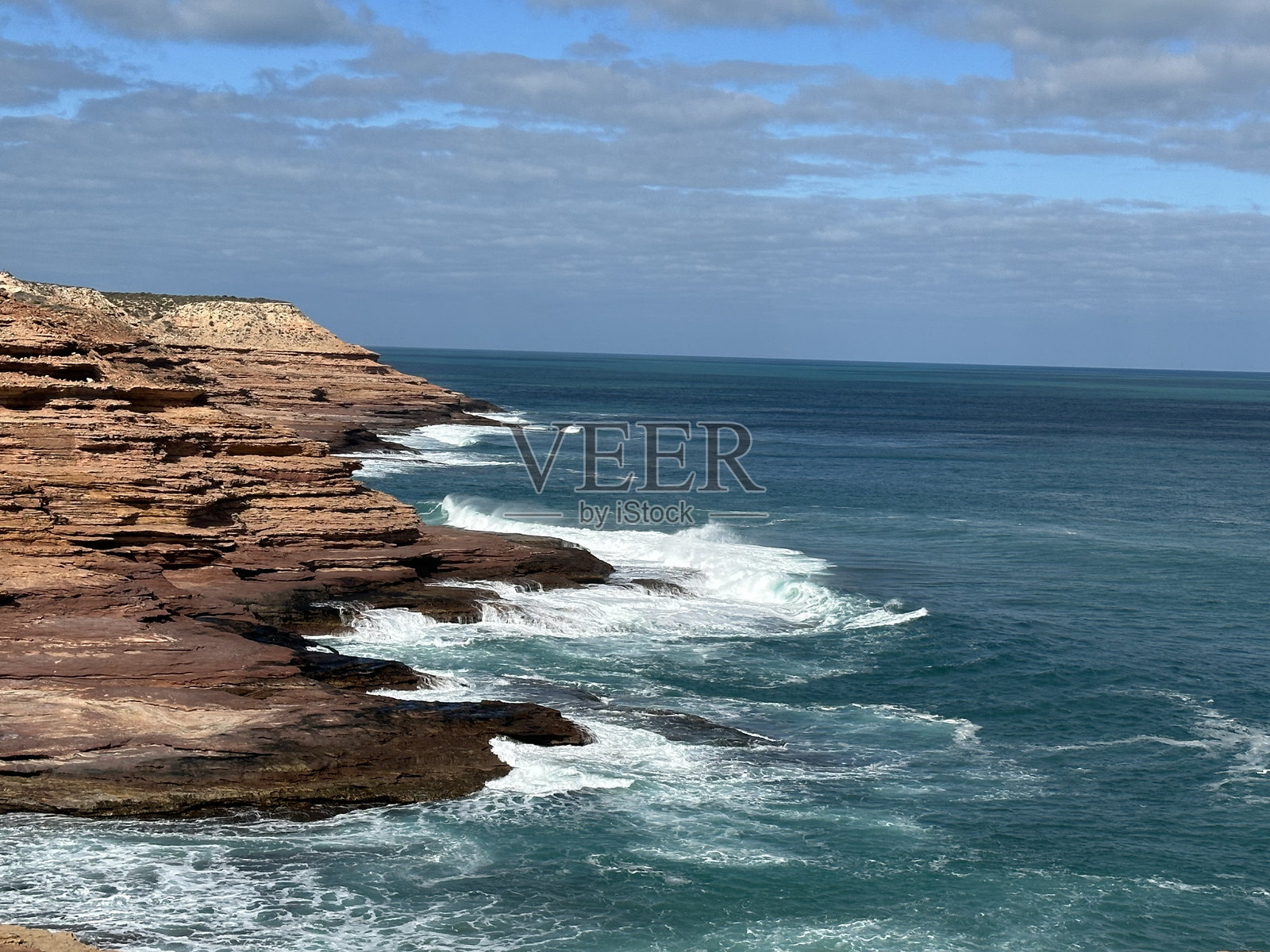 海岸线上的波浪照片摄影图片