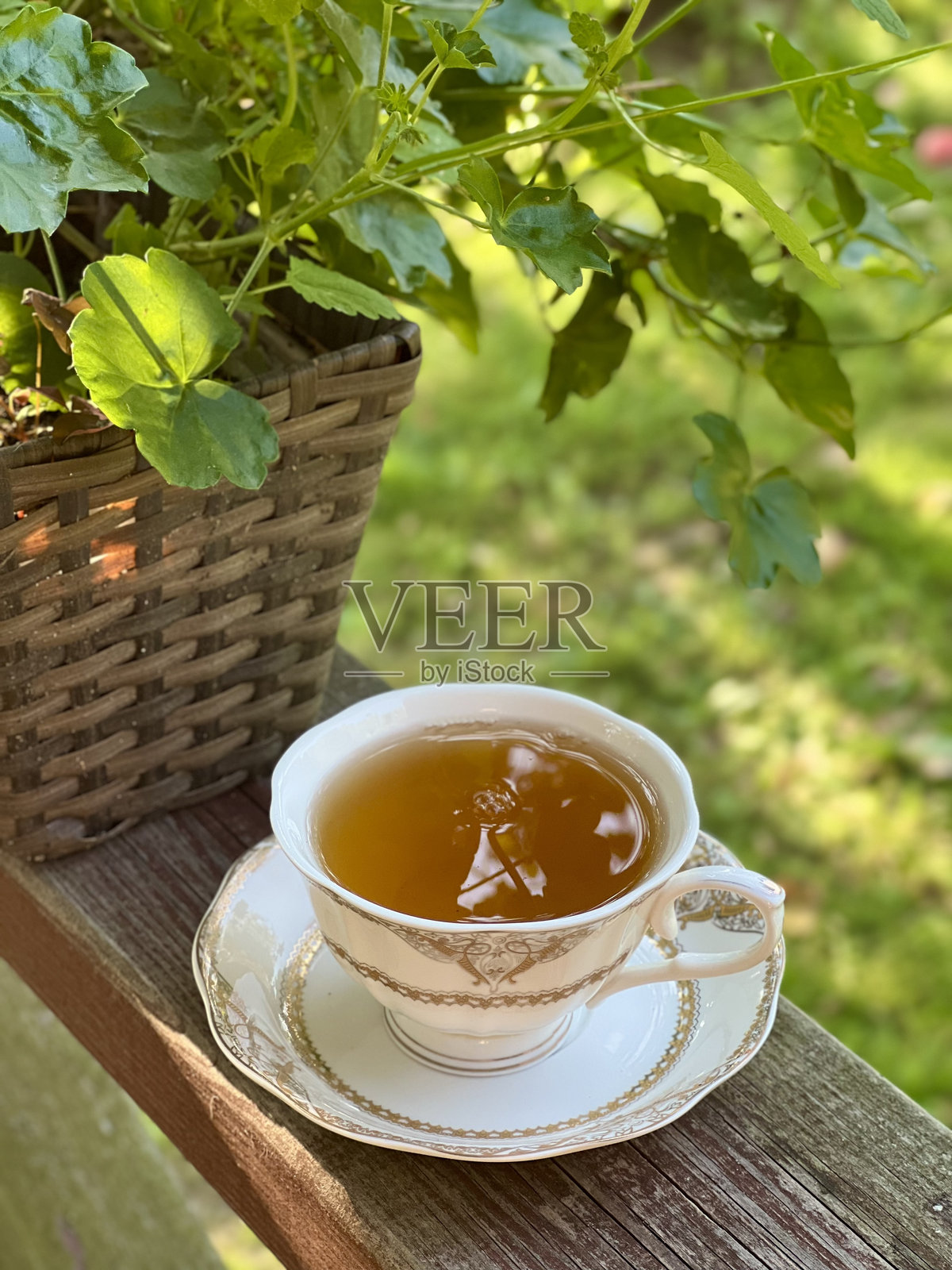 木质露台栏杆上的瓷茶杯竖直照片照片摄影图片