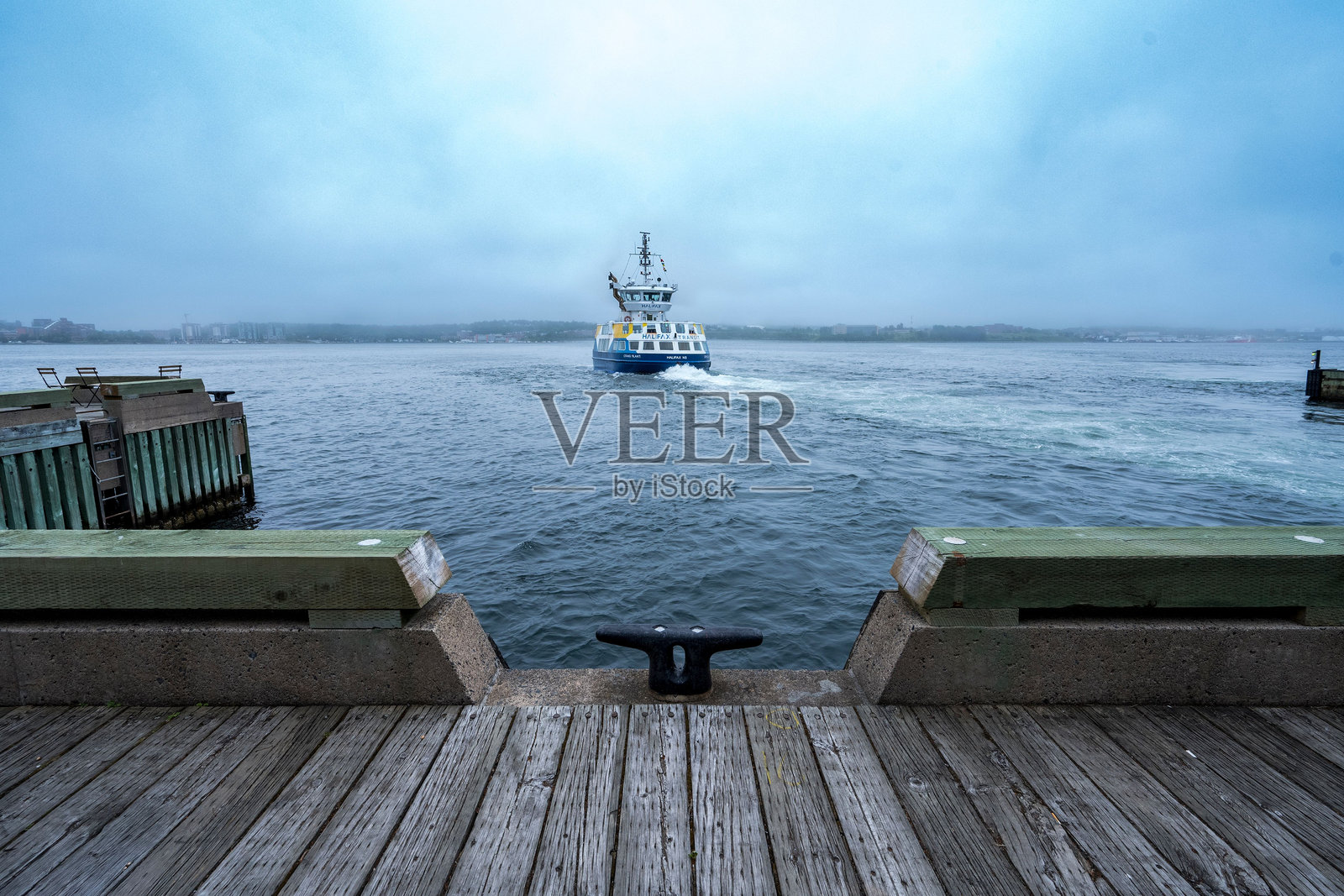 雾蒙蒙的早晨，渡轮从码头出发照片摄影图片