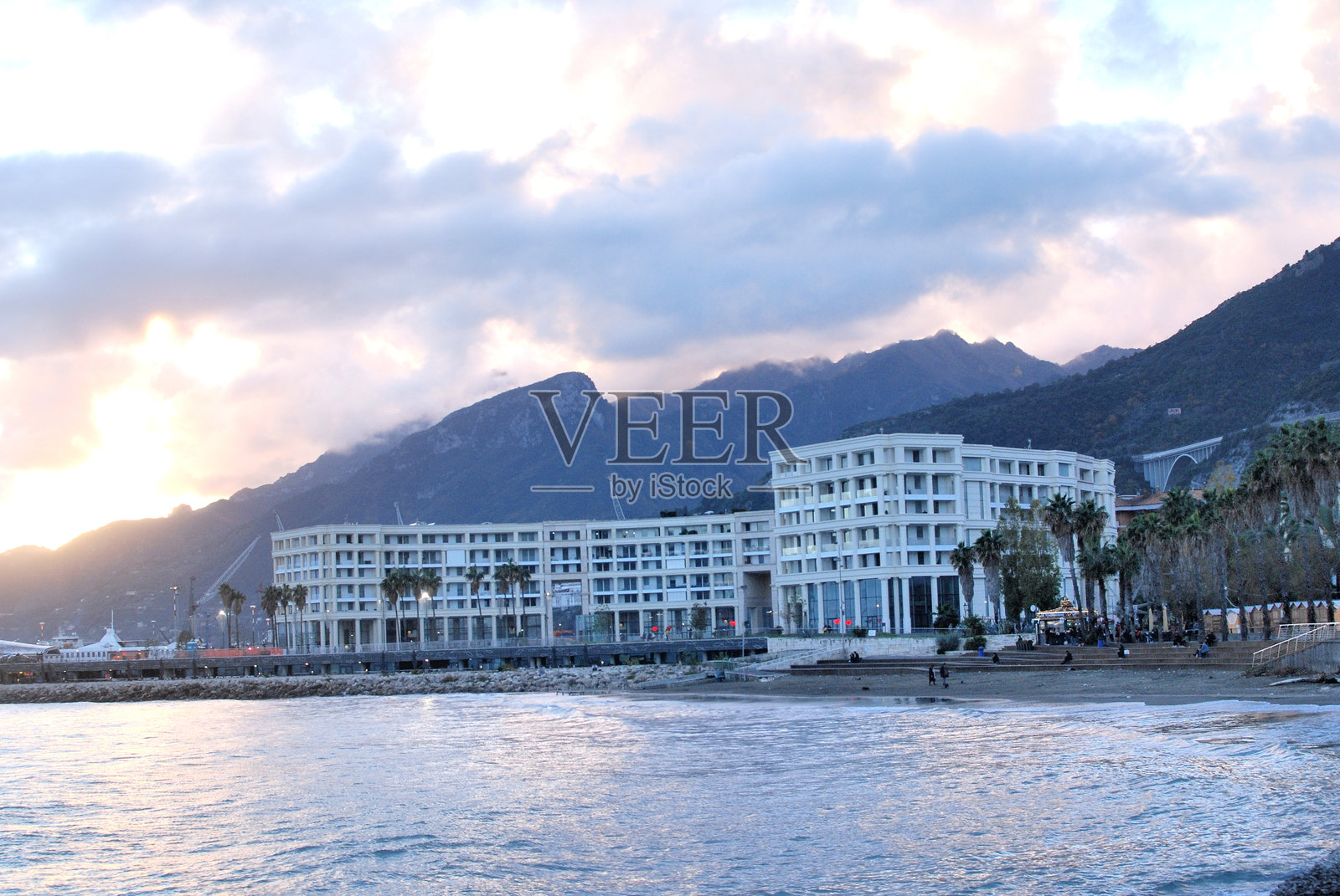 意大利：新月是一座位于萨勒诺海滨尽头的半圆形建筑。照片摄影图片