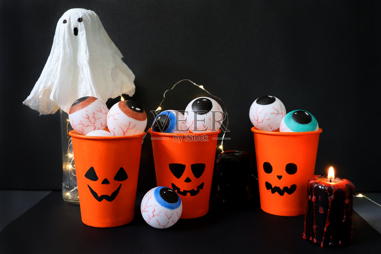 万圣节装饰。黑色背景上的一组不同的手工元素。照片摄影图片