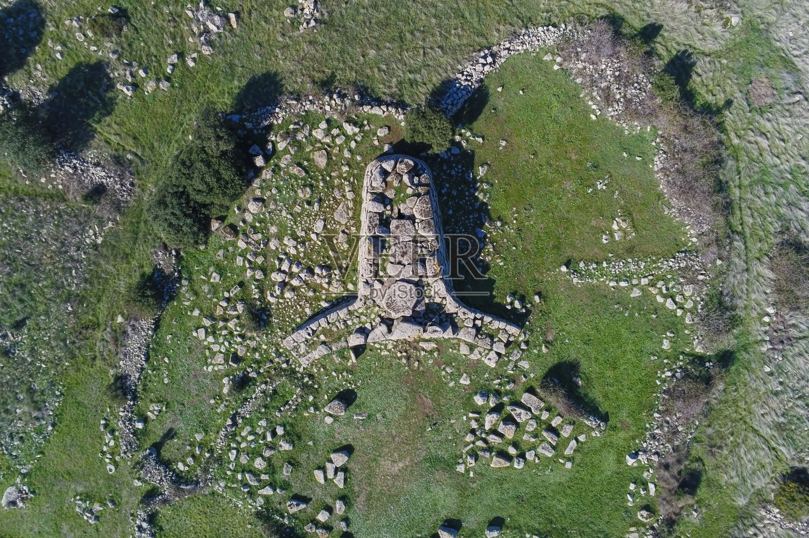 撒丁岛的巨人墓（Sa domu de sorcu），展示了巨石墓道。照片摄影图片