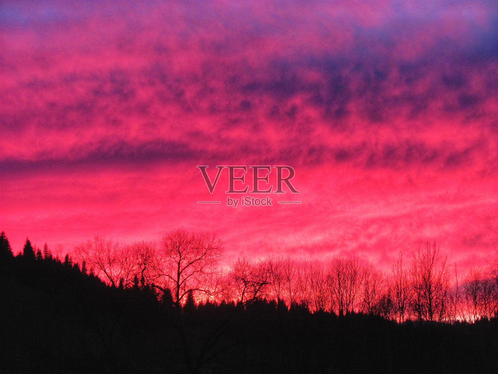 美丽的日落映衬着多云的天空照片摄影图片