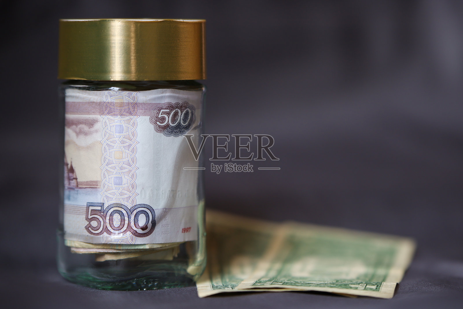 金融储蓄，灰色背景上的储藏物照片摄影图片