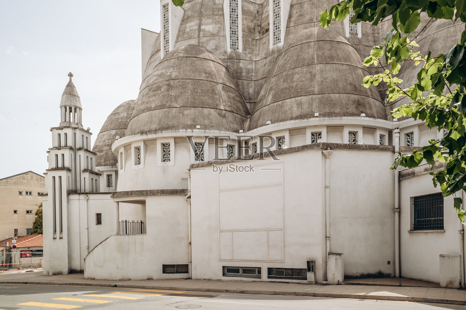 法国尼斯 - 2024年6月29日：圣贞女亚尔克教堂，一座位于法国尼斯的罗马天主教堂。照片摄影图片