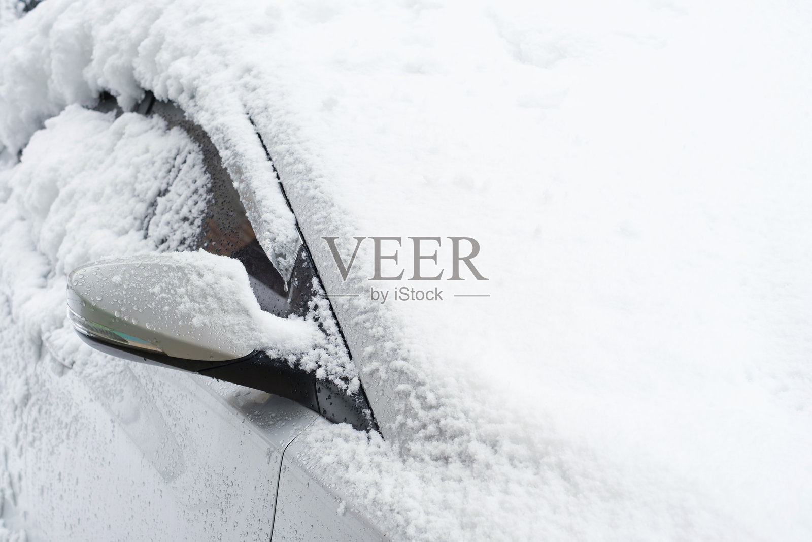挡风玻璃上的白雪特写，侧面视角。照片摄影图片