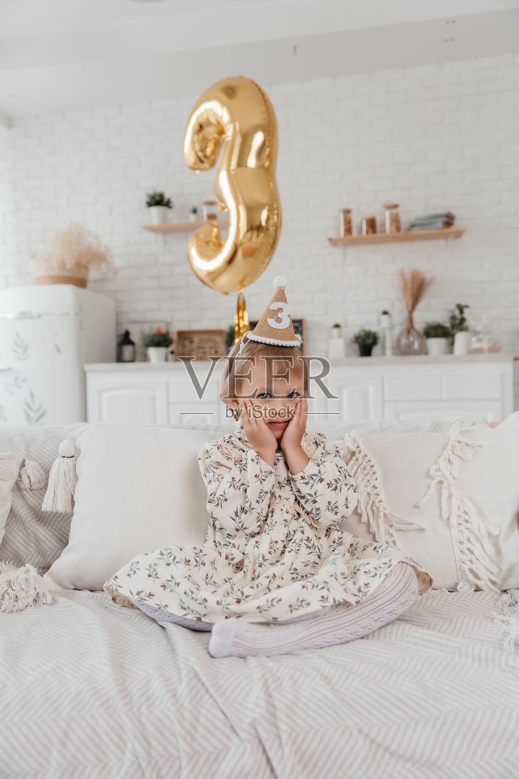 一个小女孩头上戴着节日的尖顶帽照片摄影图片