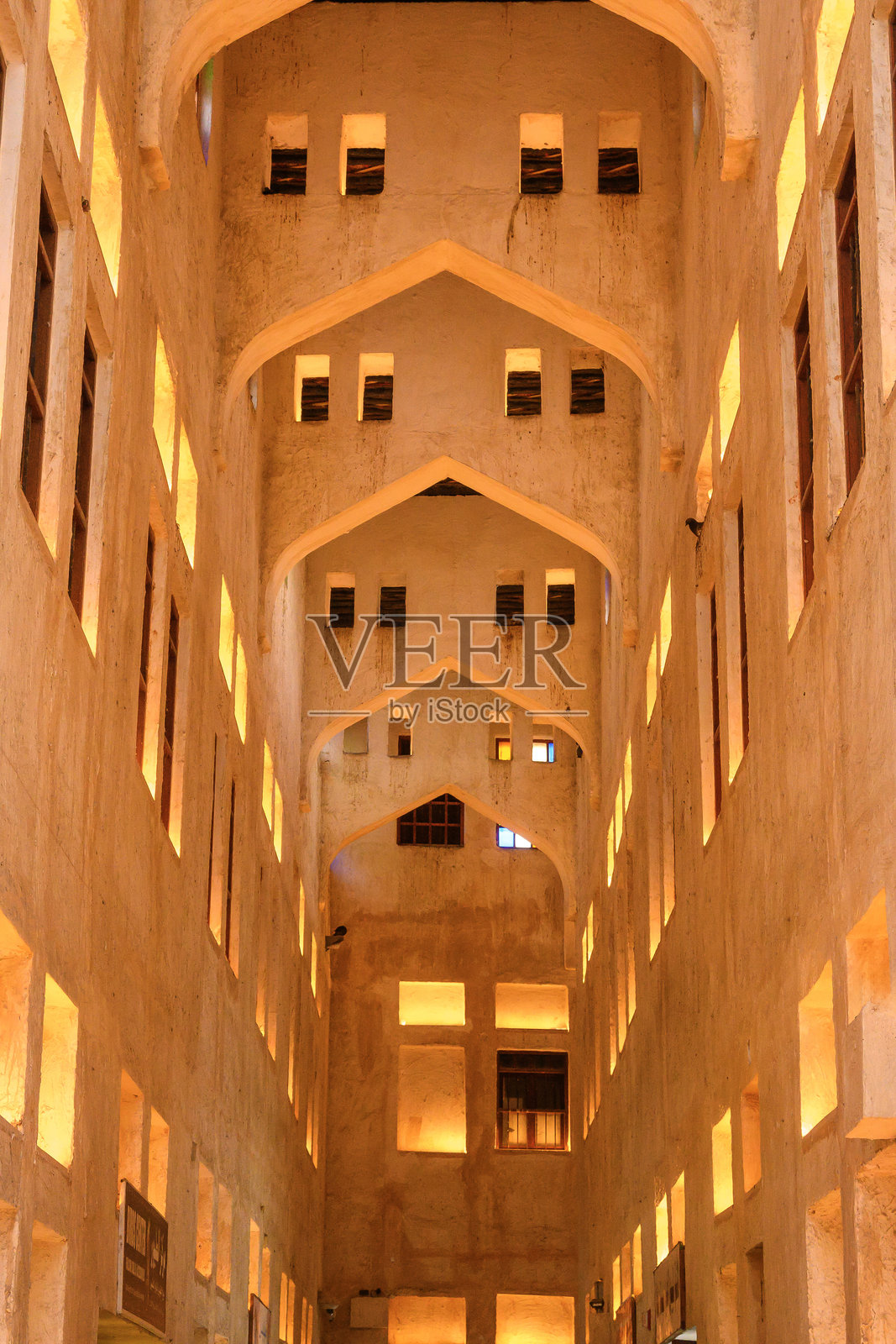 在卡塔尔多哈的苏克瓦基夫地区的一个旅游拱廊内照片摄影图片