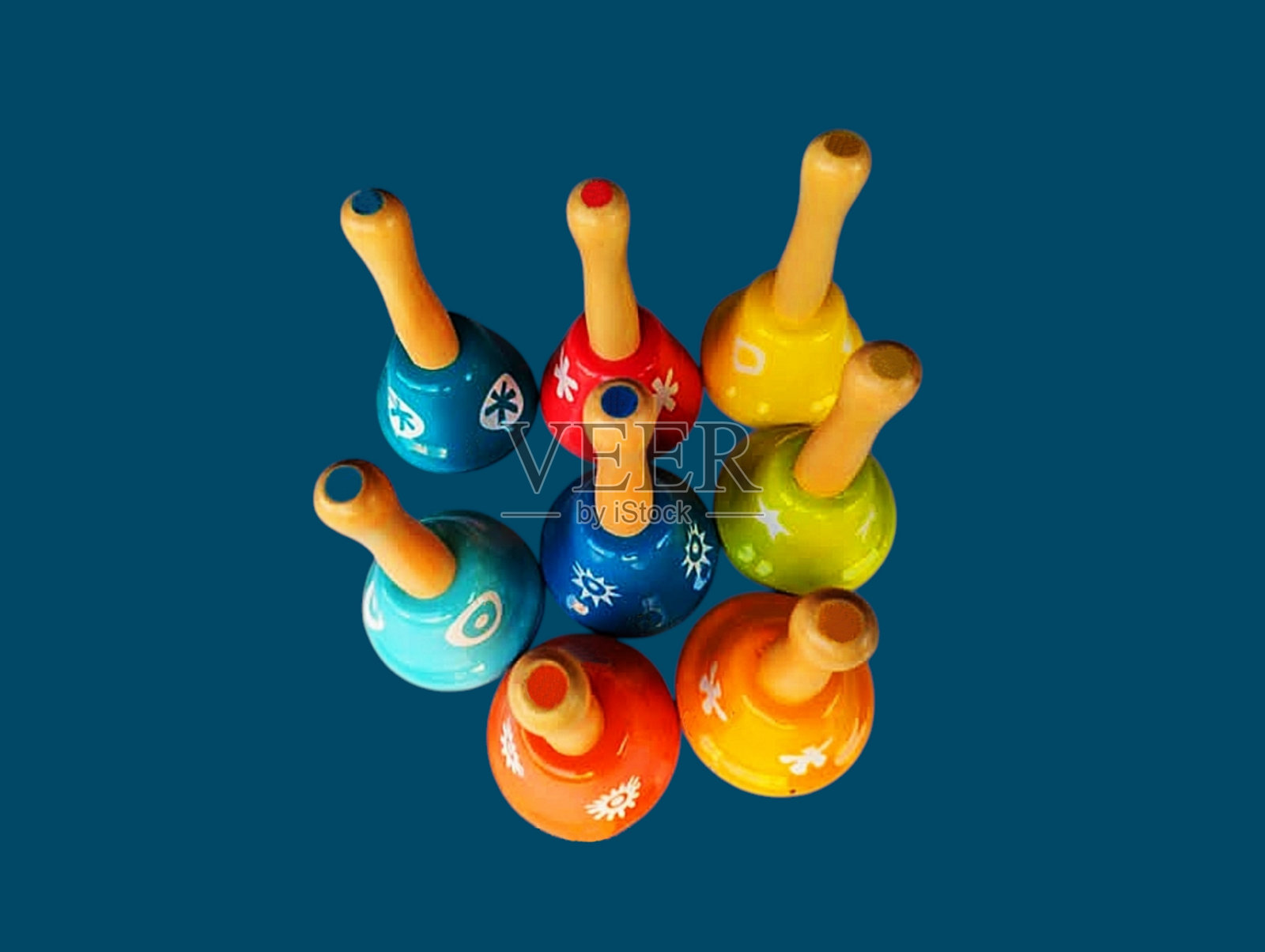 五彩缤纷的木制铃铛照片摄影图片