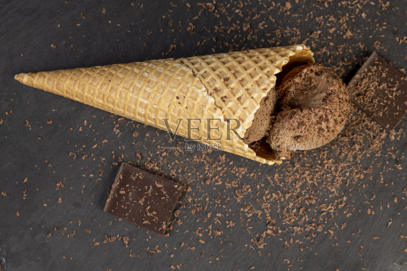黑色石板上的巧克力冰淇淋配巧克力碎片照片摄影图片