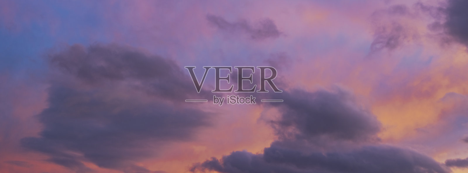 色彩斑斓且戏剧性的日落云彩照片摄影图片