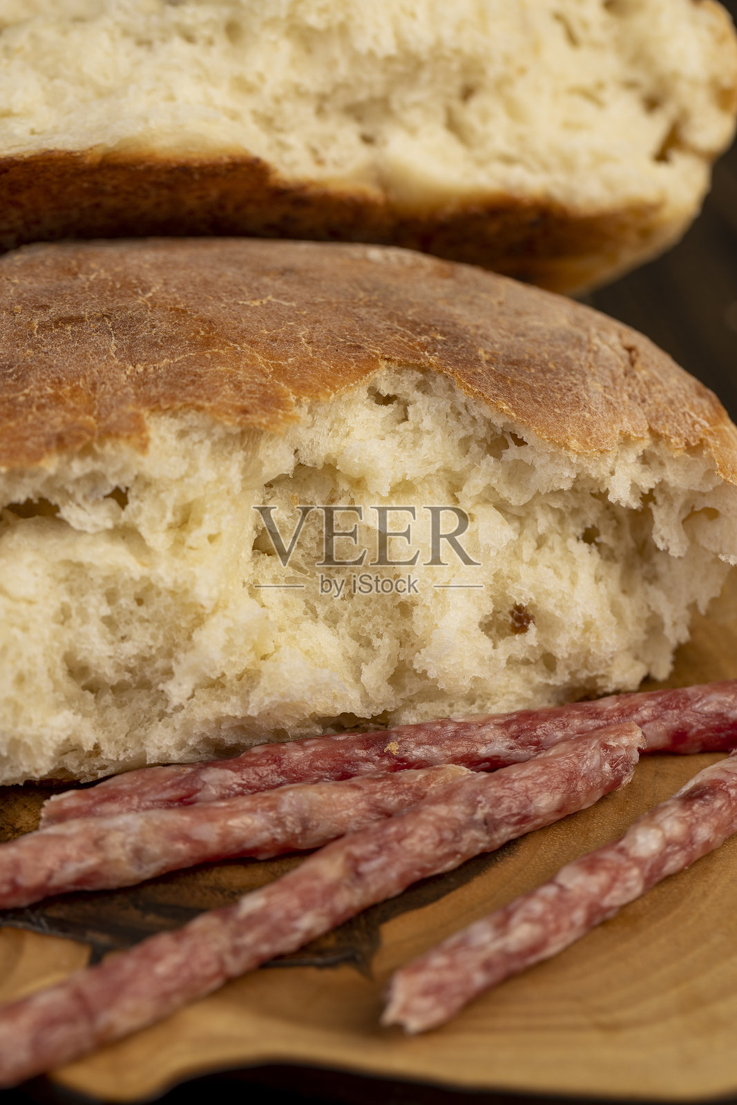 自制小麦玉米饼放在桌子上，旁边有几块肉。照片摄影图片