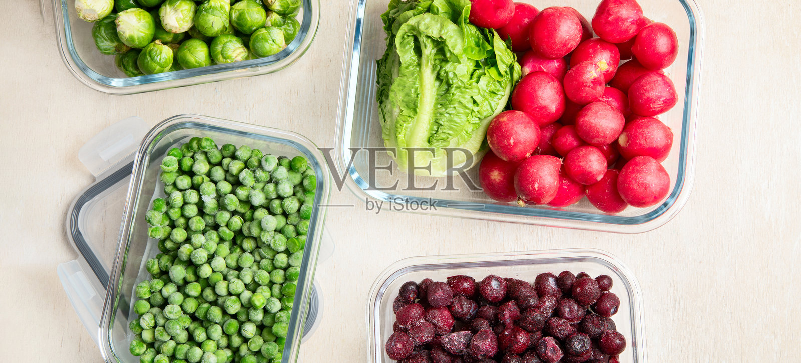 桌子上放着装有新鲜生蔬菜的箱子。照片摄影图片