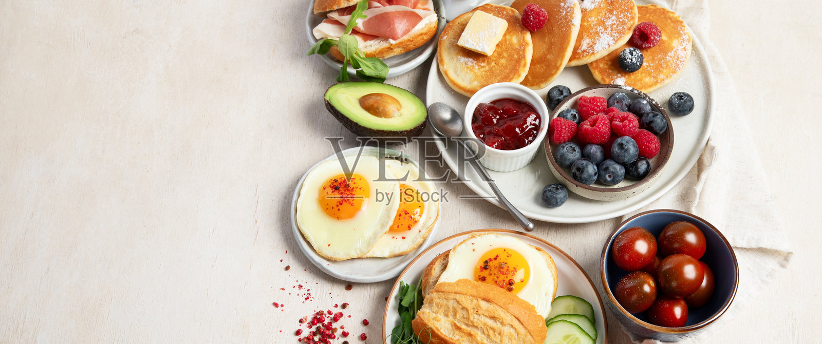 新鲜健康的早餐。桌子上摆满了健康的早餐。照片摄影图片