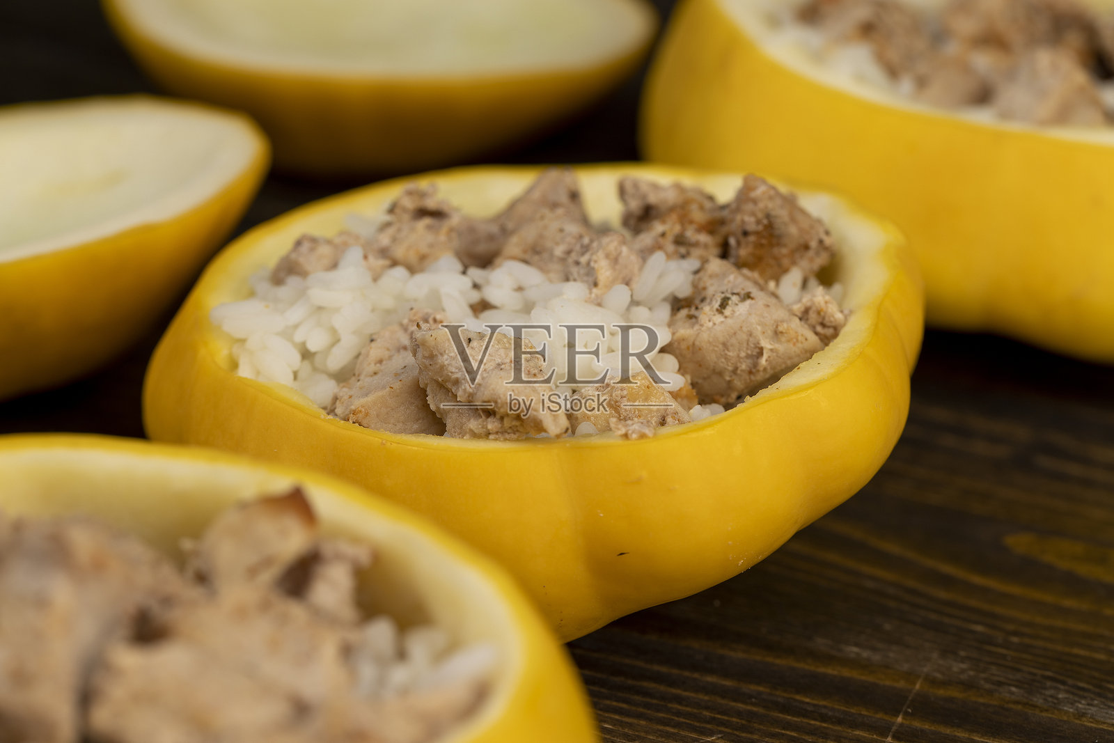 剁好的去皮南瓜，适合与肉和米饭一起烘焙照片摄影图片