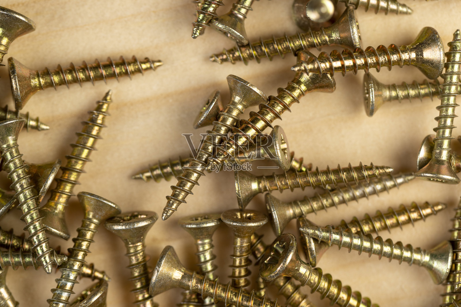 用于固定木板和其他木制品的黄色金属自攻螺钉照片摄影图片
