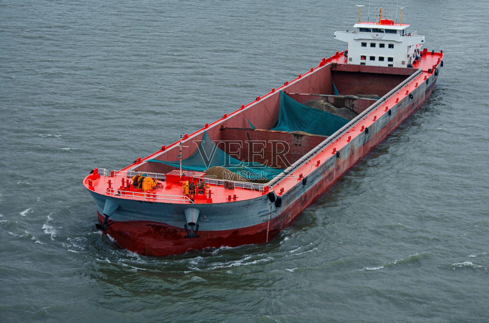 阴天，船只沿长江航行，运输沙土。照片摄影图片