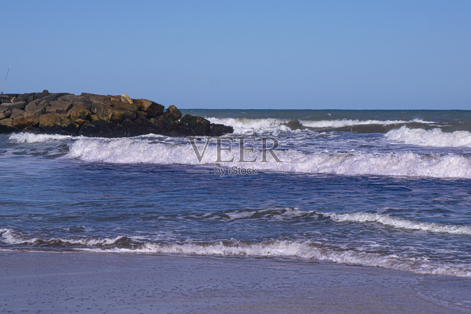 海滩附近的破浪照片摄影图片