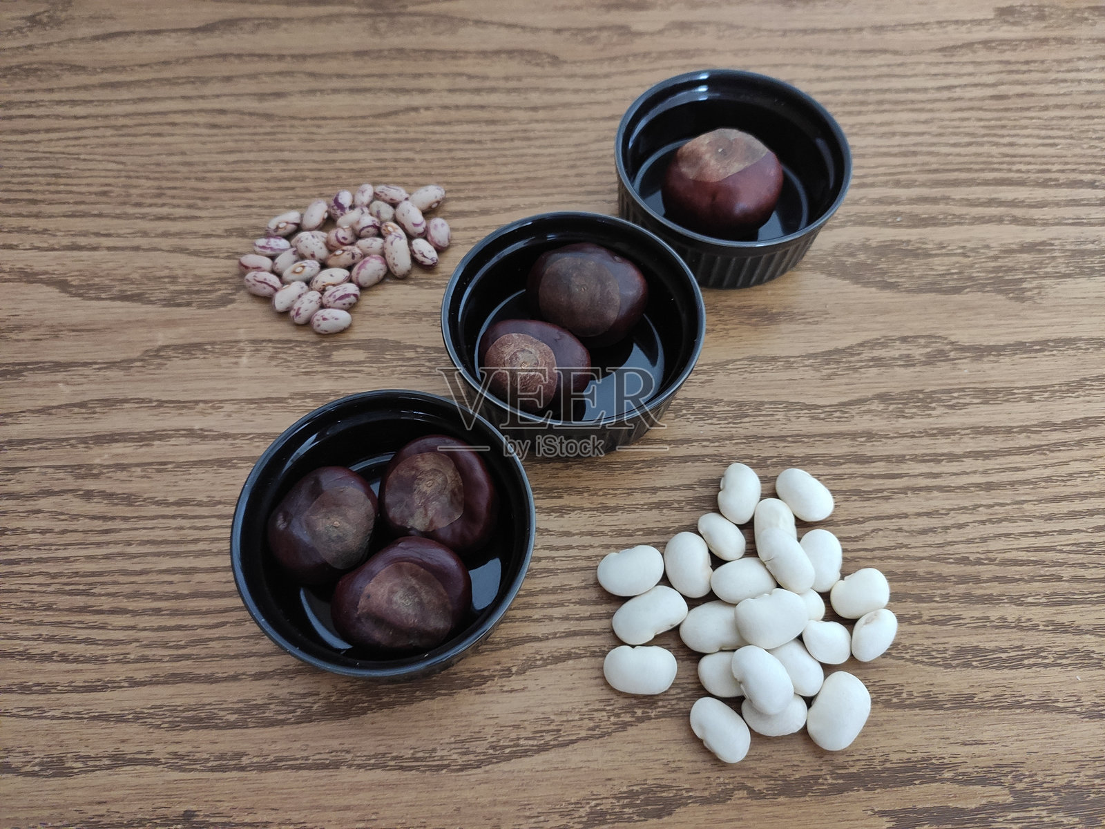 桌子上的豆子和闪亮的褐色栗子照片摄影图片