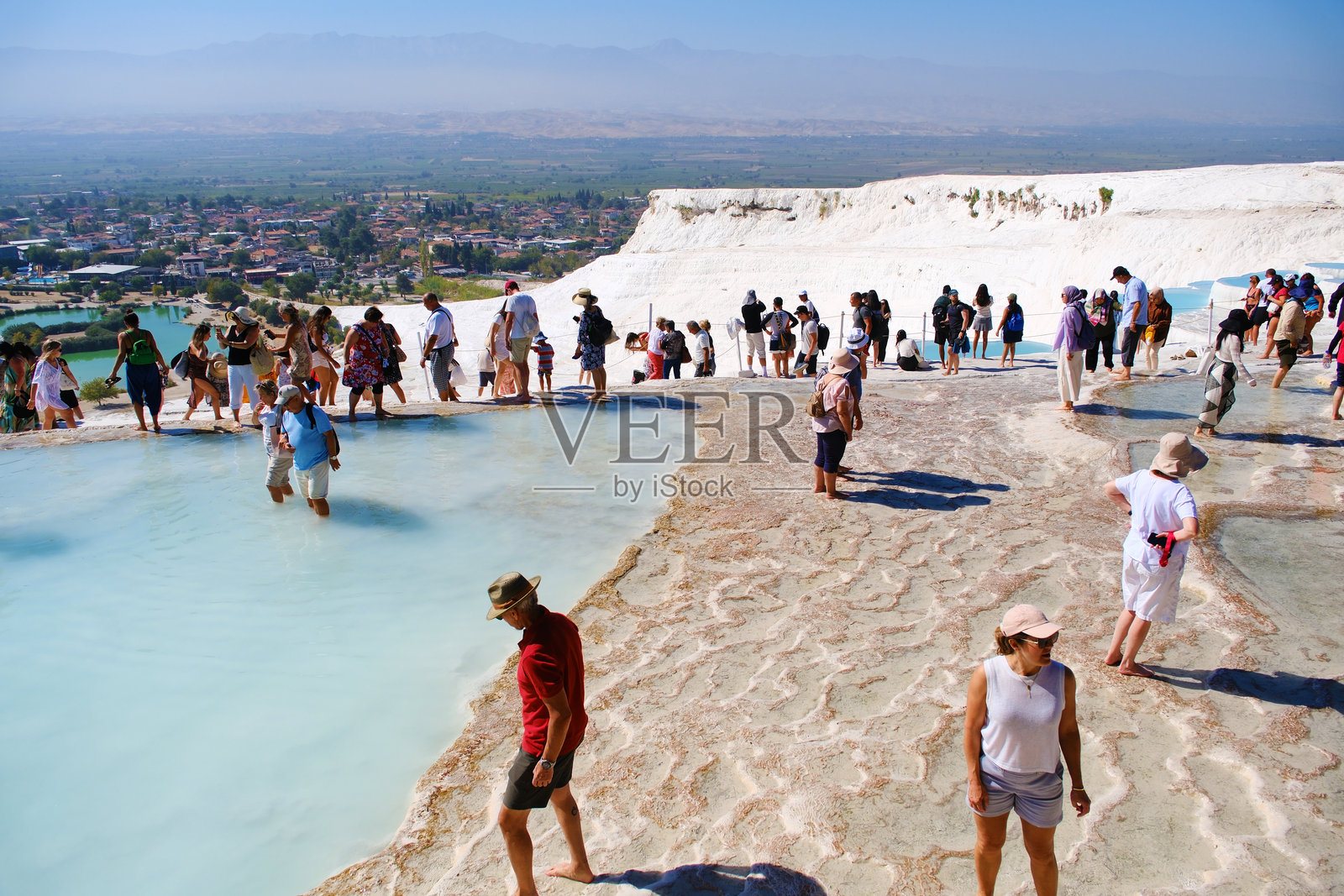 许多游客前往帕穆克卡莱温泉。照片摄影图片