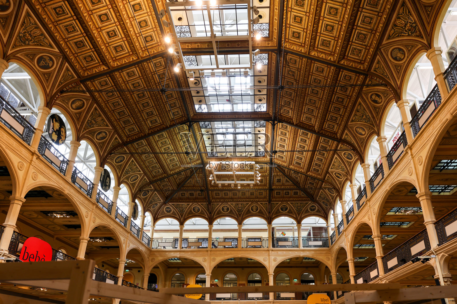 博洛尼亚主要公共图书馆萨拉博尔萨的内部。照片摄影图片