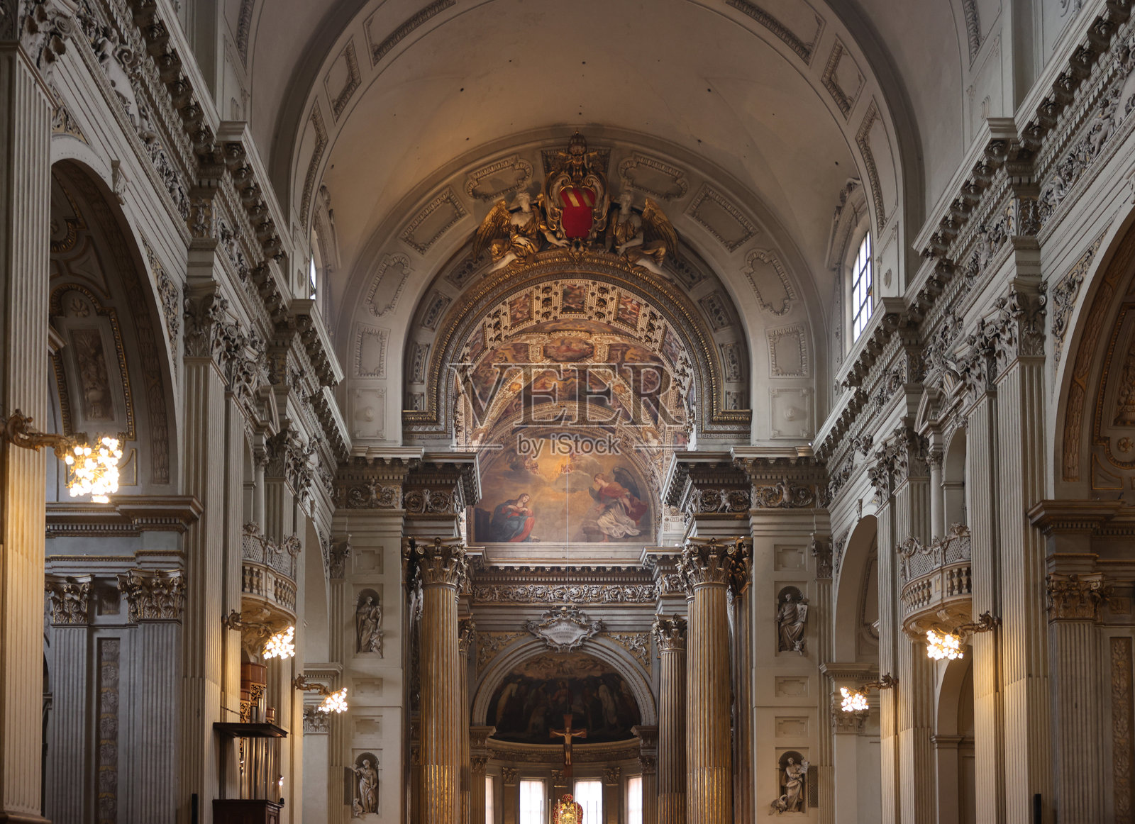 博洛尼亚圣彼得大教堂的内部。意大利照片摄影图片