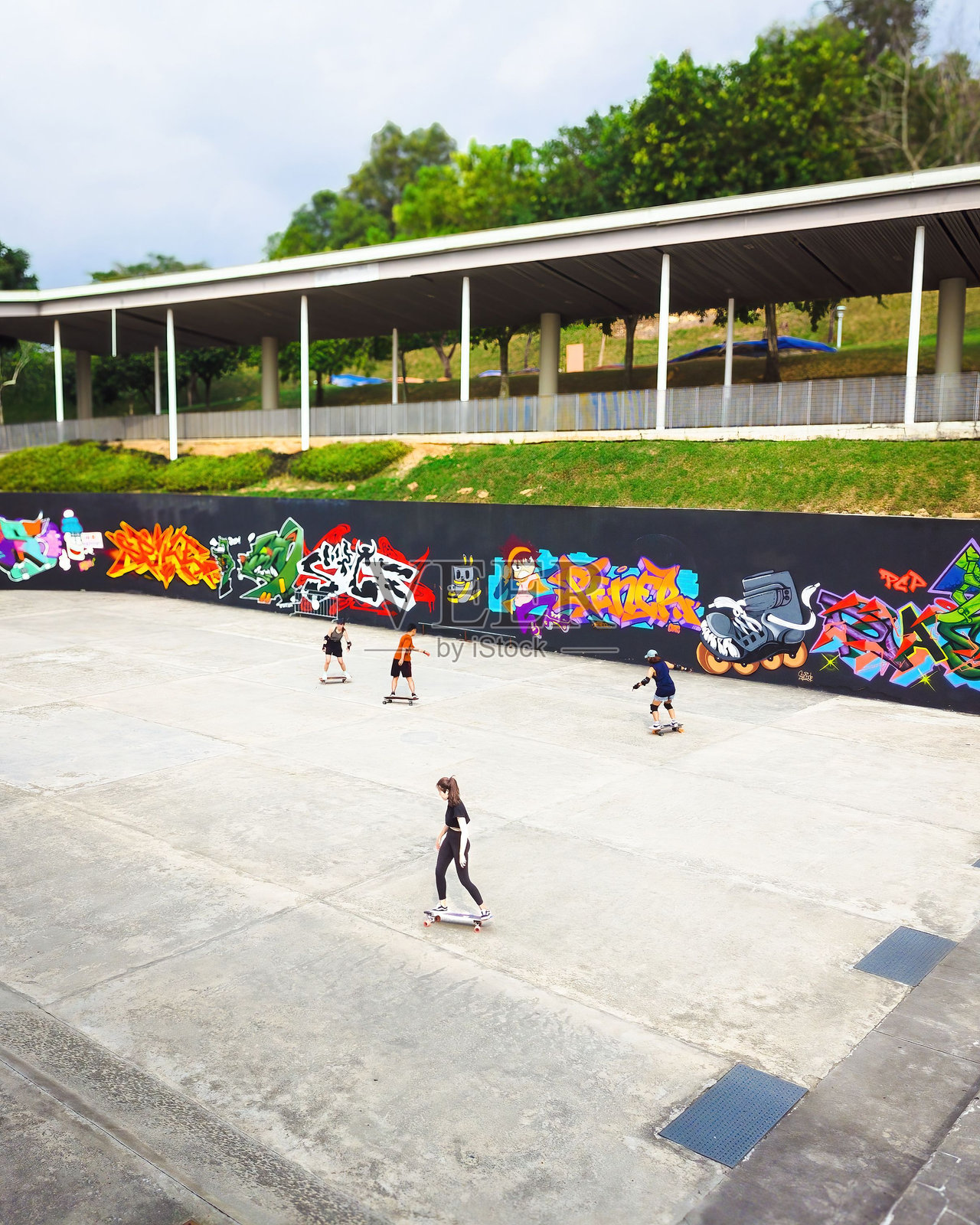 在塔曼查巴兰滑板公园的滑板技巧照片摄影图片