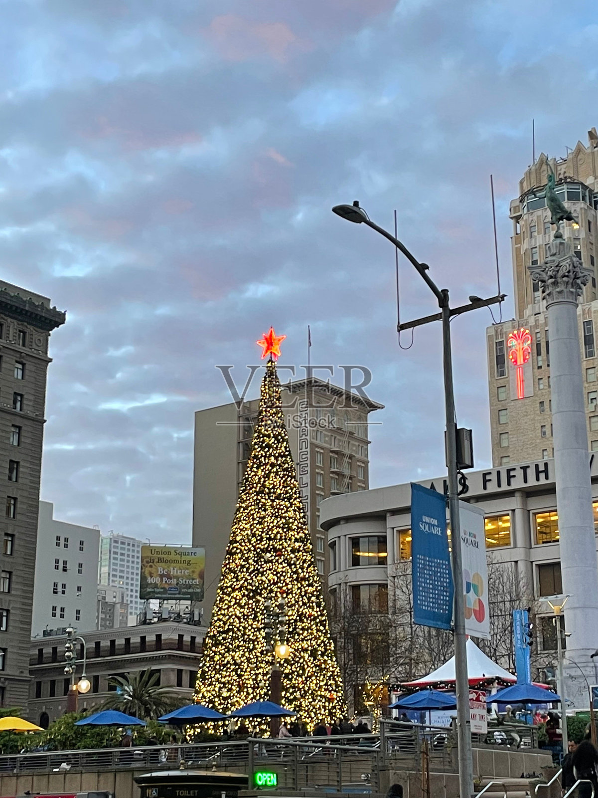 旧金山联合广场中心的圣诞树点灯仪式照片摄影图片