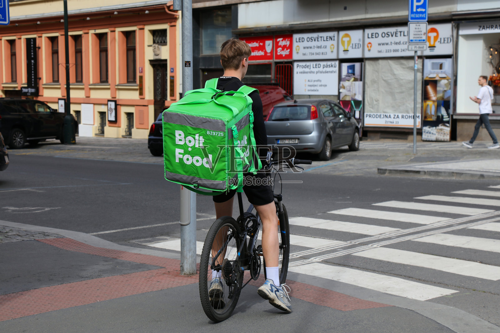布尔特食品配送自行车在布拉格照片摄影图片