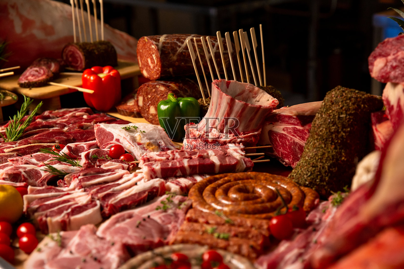 肉类商品在肉铺的木桌上。照片摄影图片