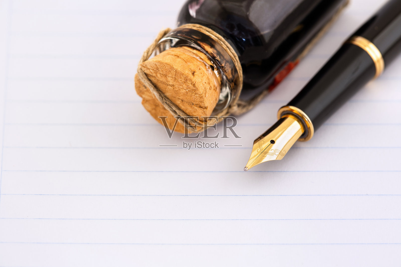 金色钢笔与墨水，商务解决方案背景照片摄影图片
