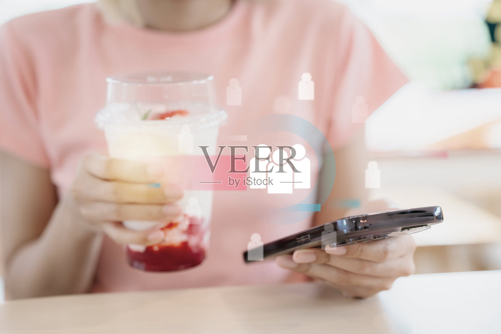 享受清爽饮品的同时使用智能手机，展现现代生活方式照片摄影图片