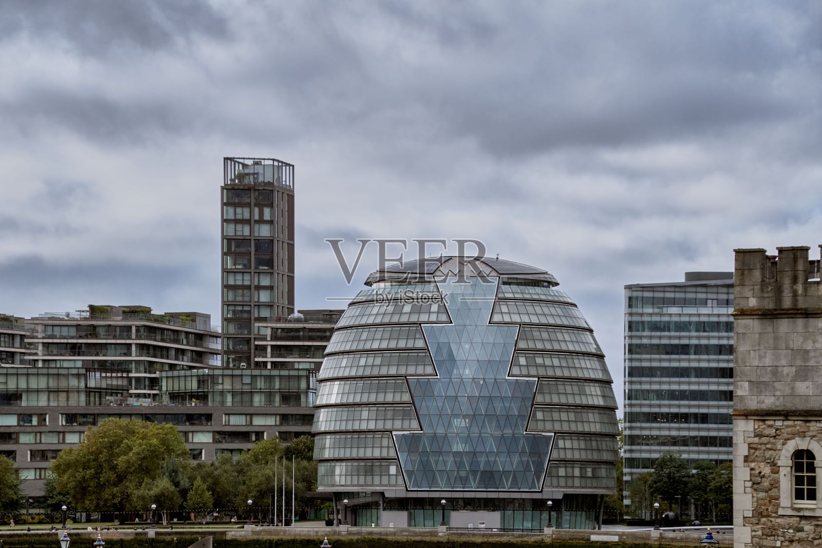 伦敦市政厅的现代建筑。照片摄影图片