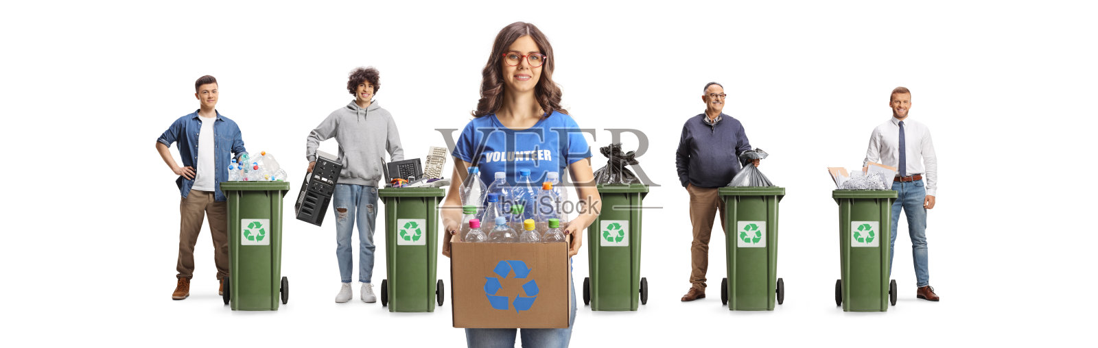 年轻女性志愿者与纸箱和带回收箱的男性们照片摄影图片