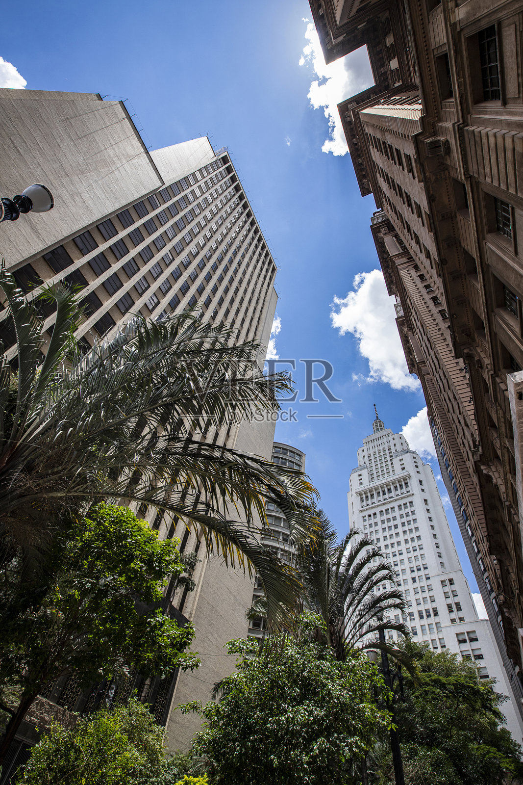 巴西圣保罗老城区。阿尔蒂诺·阿兰特斯大厦，也称为巴内斯帕或桑坦德（白色），以及马丁内利大厦（棕色），从低角度拍摄。照片摄影图片