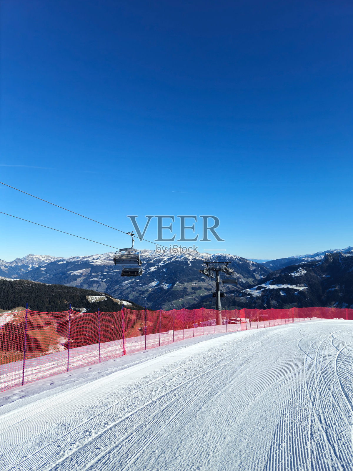 雪覆盖的山脉滑雪度假村缆车照片摄影图片