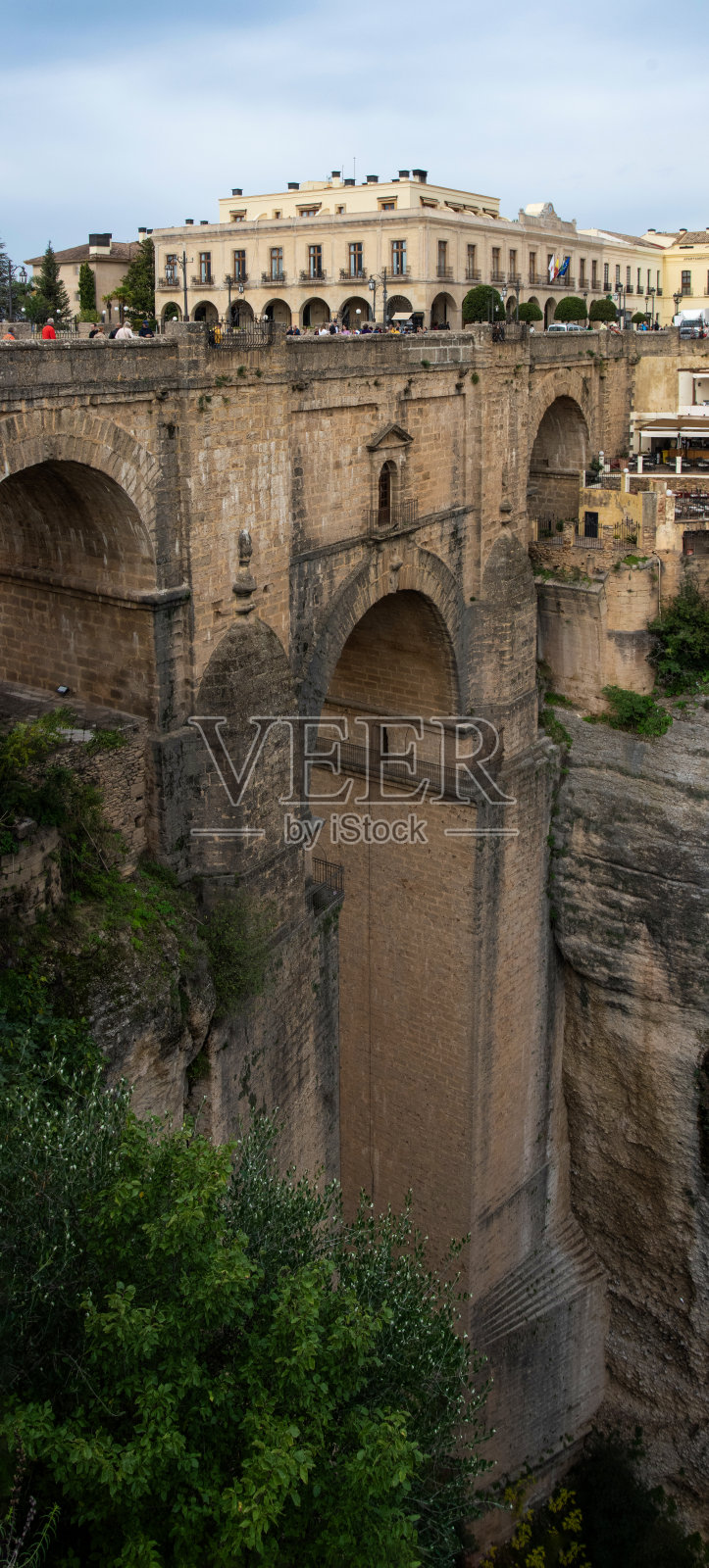 西班牙隆达古城区附近的一座桥的悬崖边景观照片摄影图片