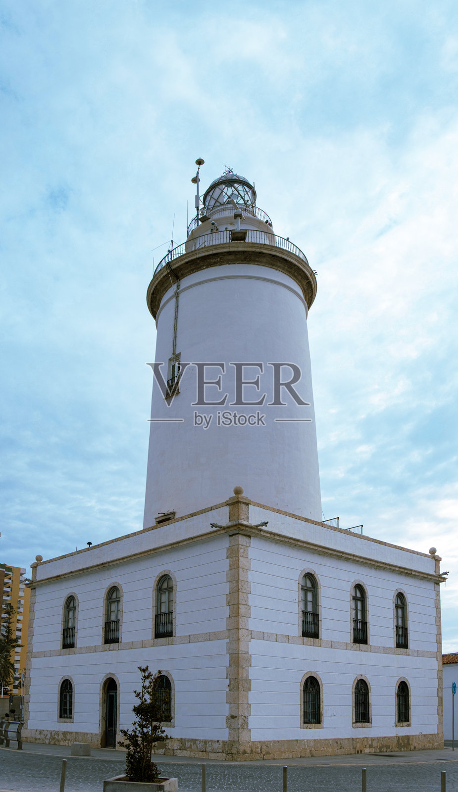 马拉加的拉法罗拉灯塔，高21.64米（71英尺），建于1816年。照片摄影图片