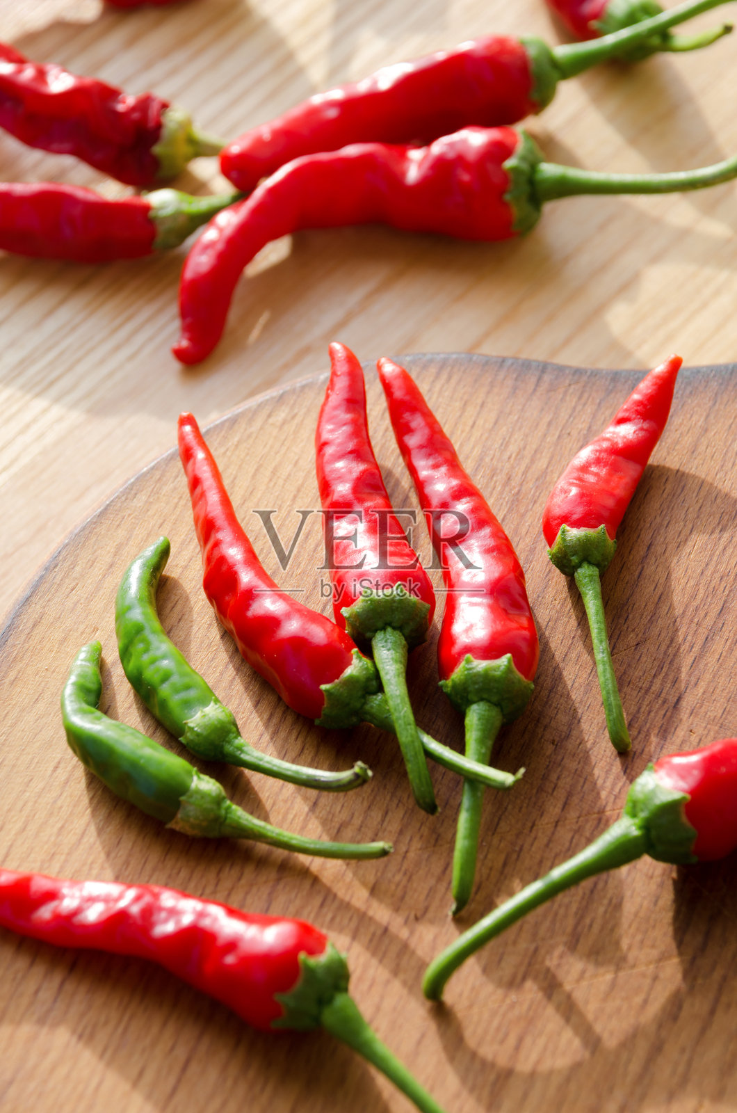 红辣椒放在木板上。照片摄影图片