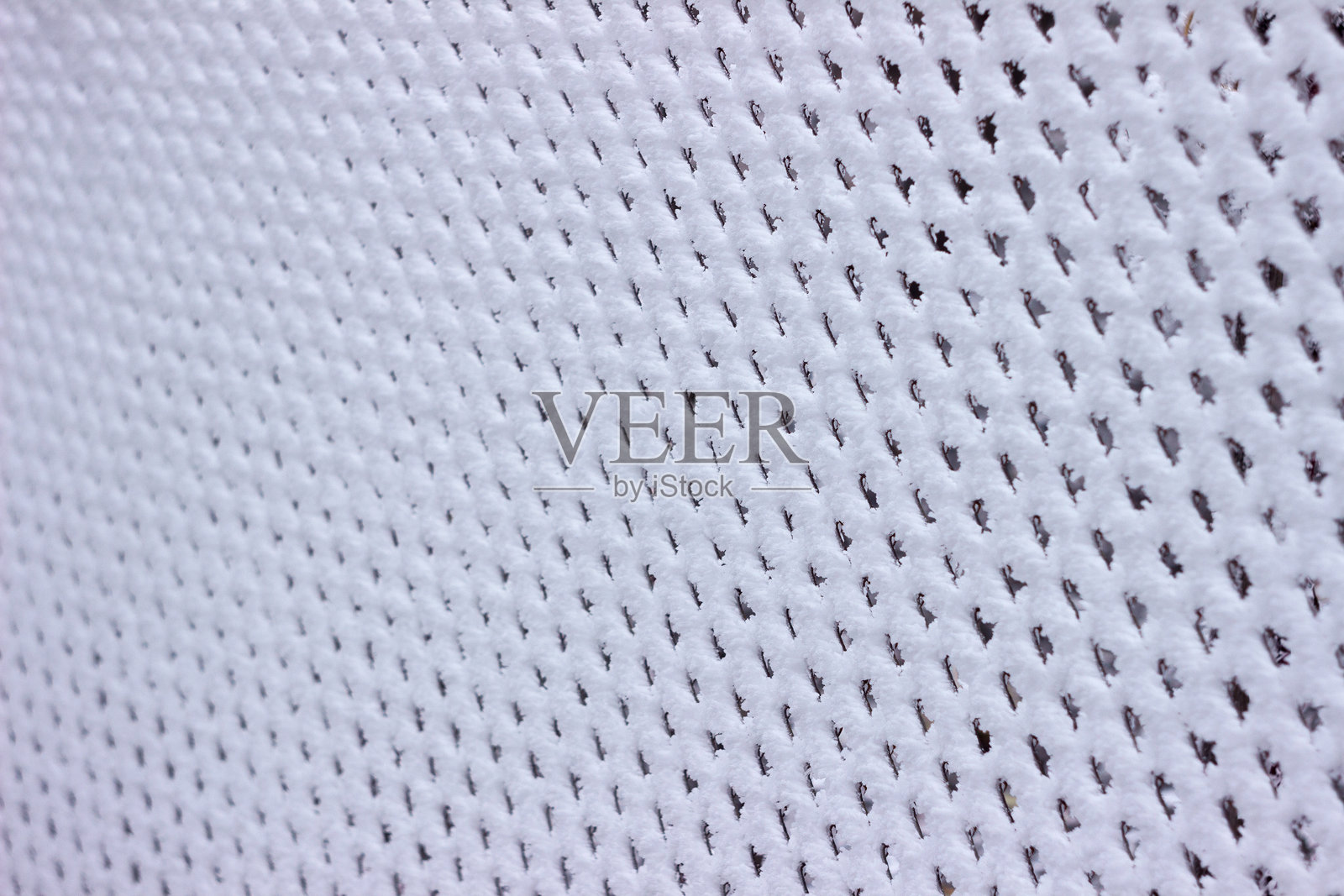 链条围栏上的雪。模糊背景，冬季概念照片摄影图片